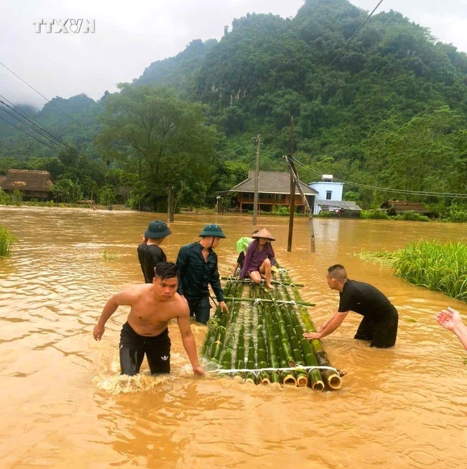 cong an thuc phan giai cuu ba gia 79 tuoi giua mua lu 68e6ff76e7163