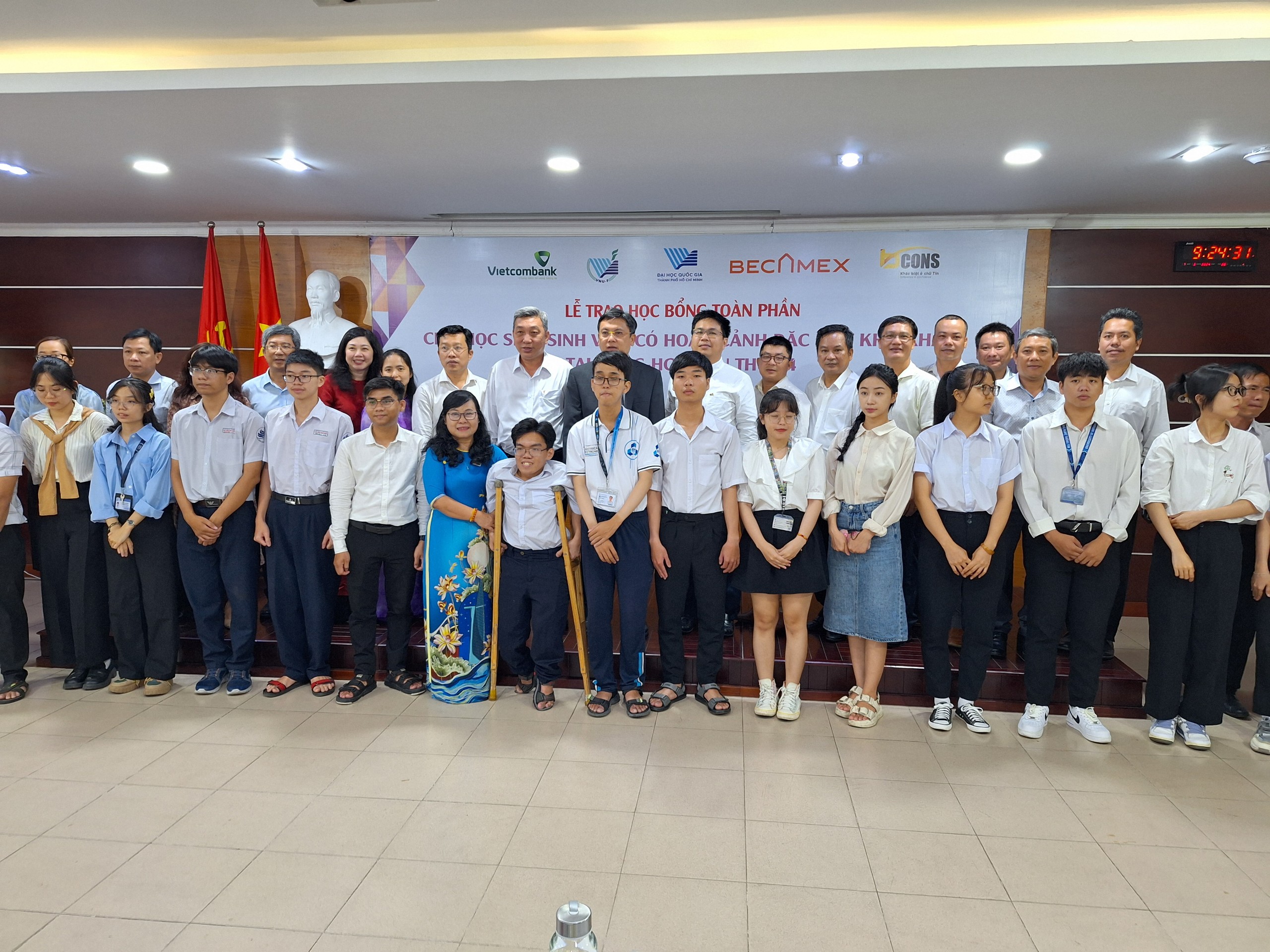 trao hoc bong vu a dinh chap canh uoc mo cho sinh vien dan toc thieu so va vung bien dao 691918b21da50